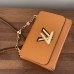 Bolsa Louis Vuitton M20834 Twist MM em couro Epi com pingentes esmaltados