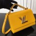 Louis Vuitton Twist Medium Bag M59887 Женские сумки из зернистой кожи Epi Twist MM