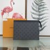 Louis Vuitton POCHETTE VOYAGE Graue Blumenkupplung - M69535