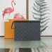 Louis Vuitton POCHETTE VOYAGE Embrague de flores gris - M69535