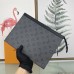 Louis Vuitton POCHETTE VOYAGE Gray Flower kuplung - M69535