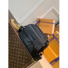 Louis Vuitton Black S Lock futártáska M58489