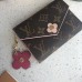 Louis Vuitton M64203 Cartera Victorine de lona con monograma de 24 quilates Five Money Money con dije de flores Rosa