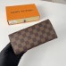 لقطة حقيقية لمحفظة Louis Vuitton N63544 بإبزيم ذهبي وشبكة بنية وحمراء من قماش Emilie Damier Ebene